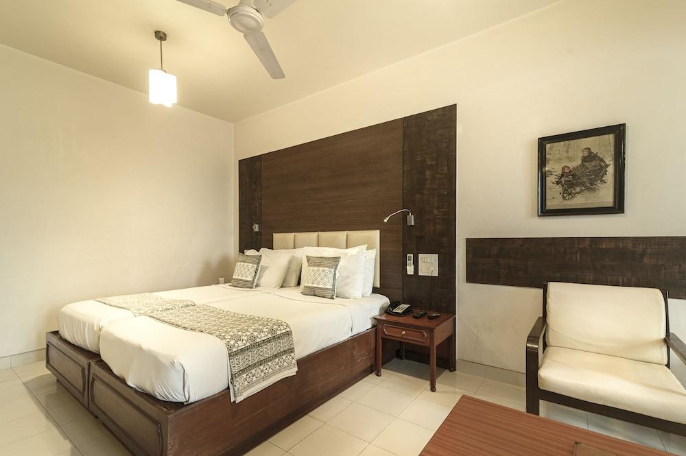 Budget Inn Bellevue Surat Exterior photo