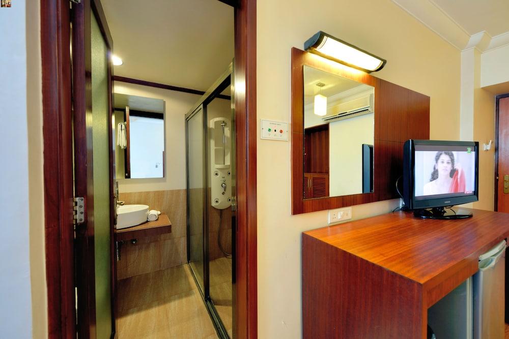 Budget Inn Bellevue Surat Exterior photo