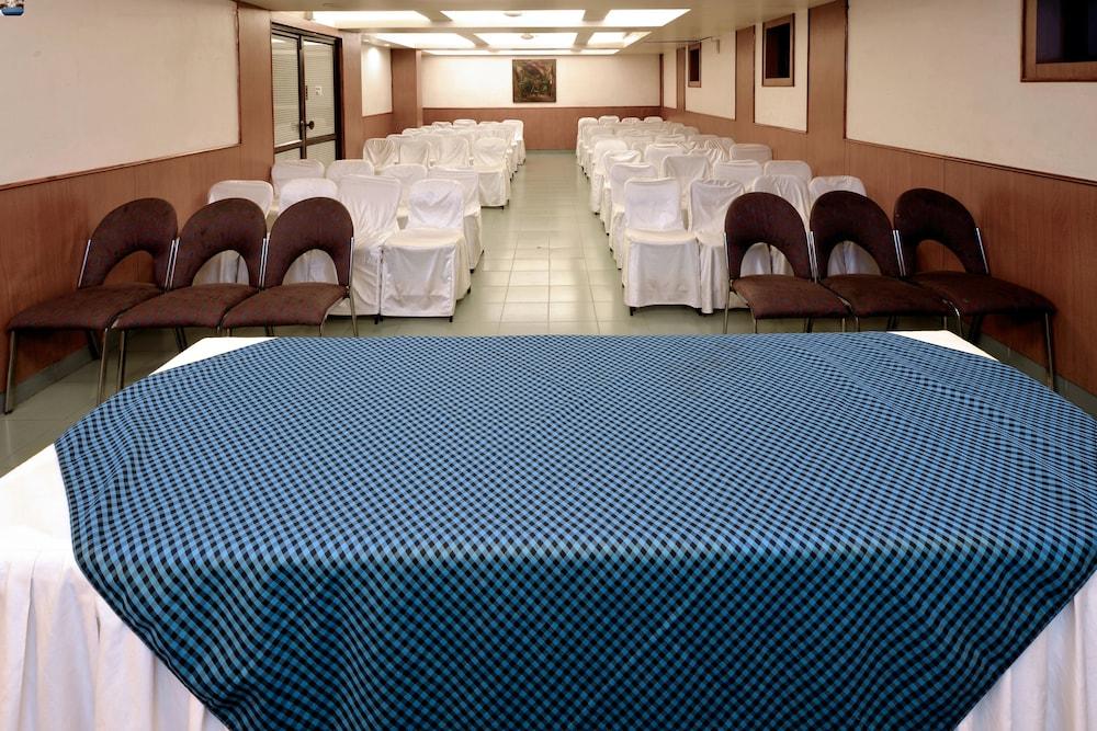Budget Inn Bellevue Surat Exterior photo