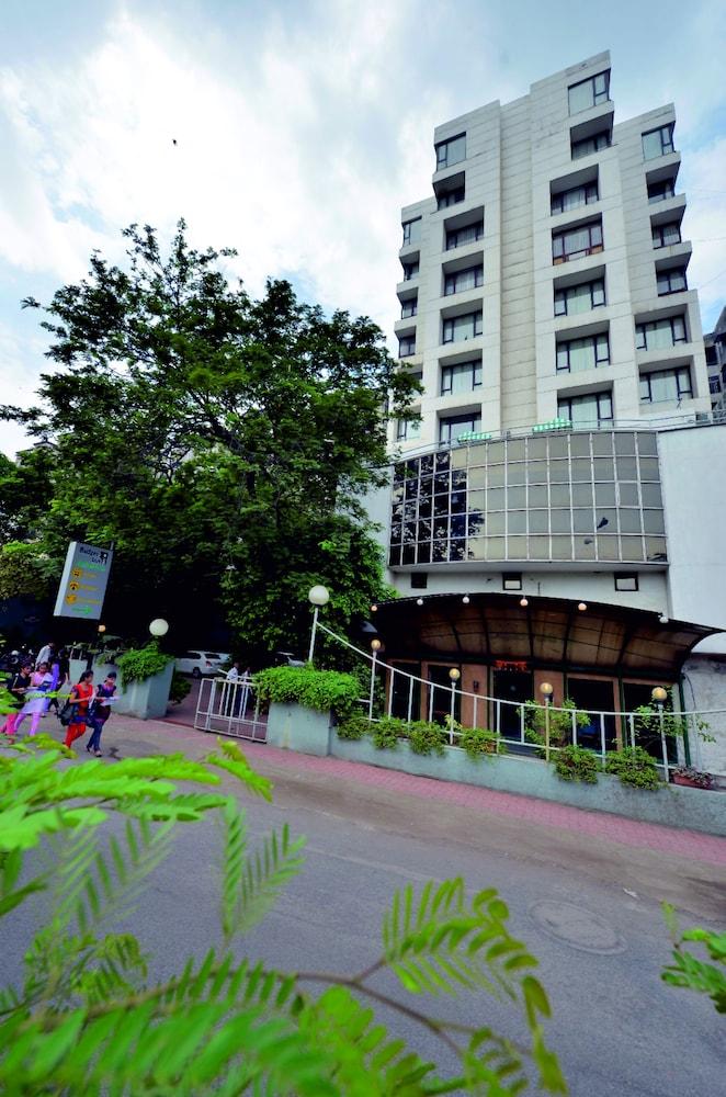 Budget Inn Bellevue Surat Exterior photo