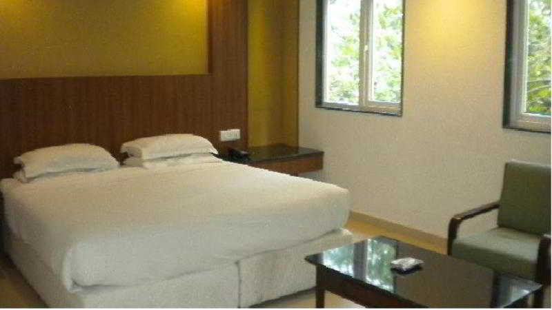 Budget Inn Bellevue Surat Exterior photo