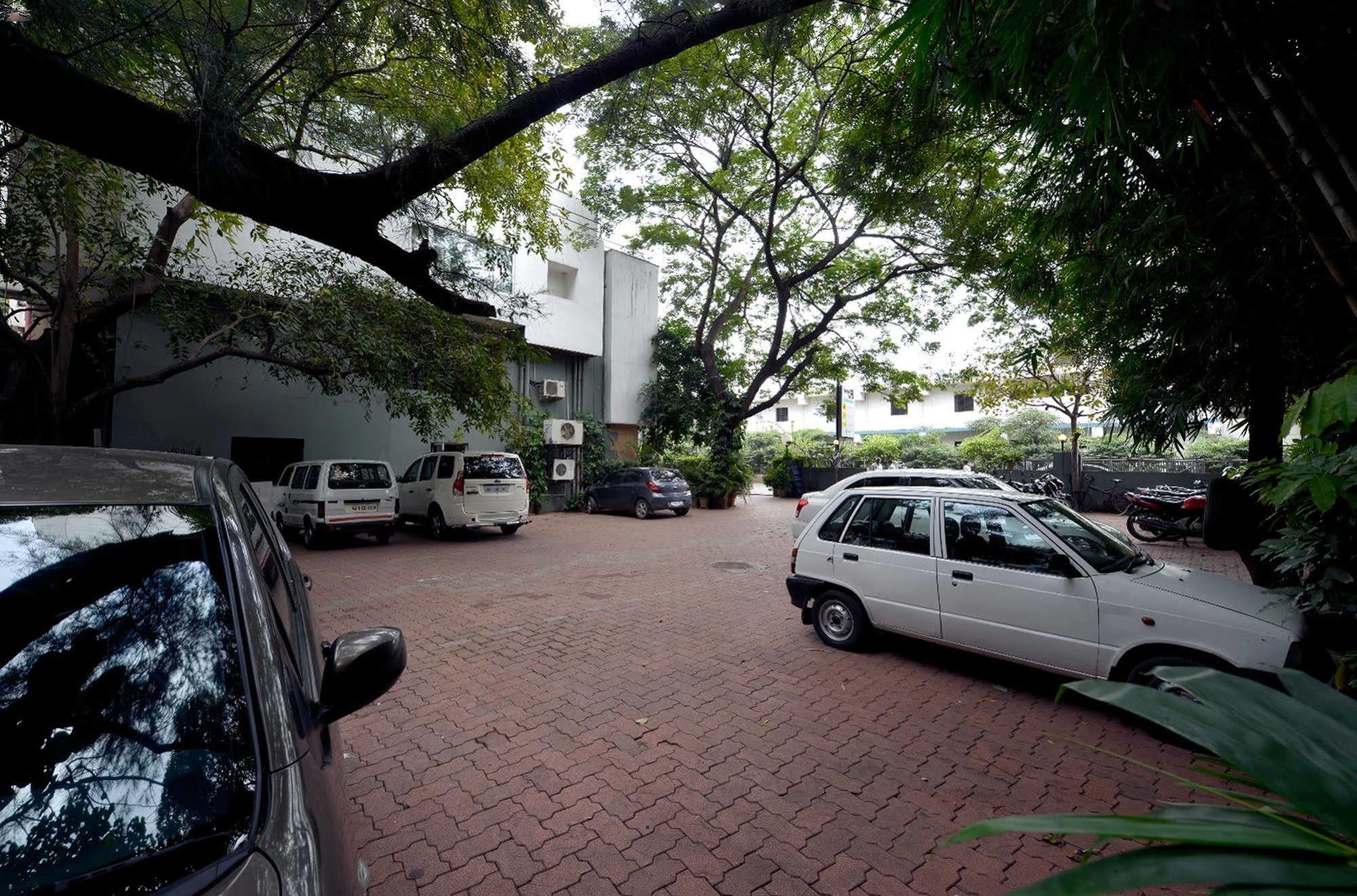 Budget Inn Bellevue Surat Exterior photo