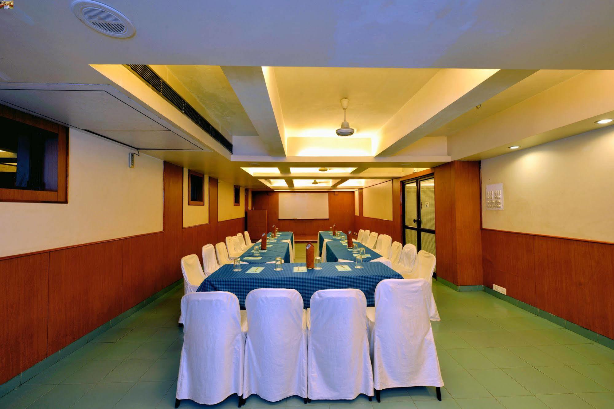 Budget Inn Bellevue Surat Exterior photo