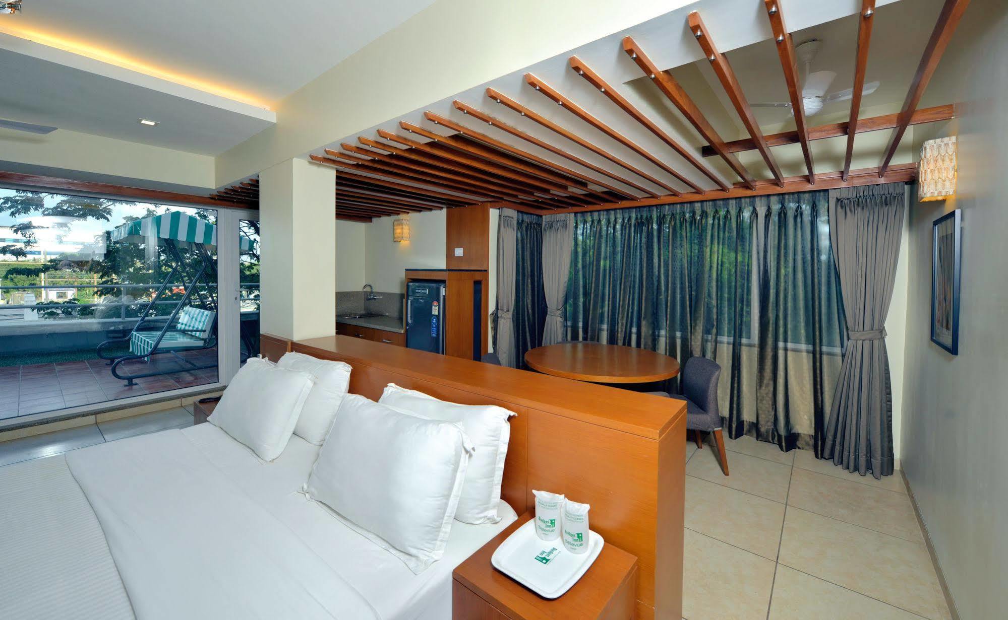 Budget Inn Bellevue Surat Exterior photo