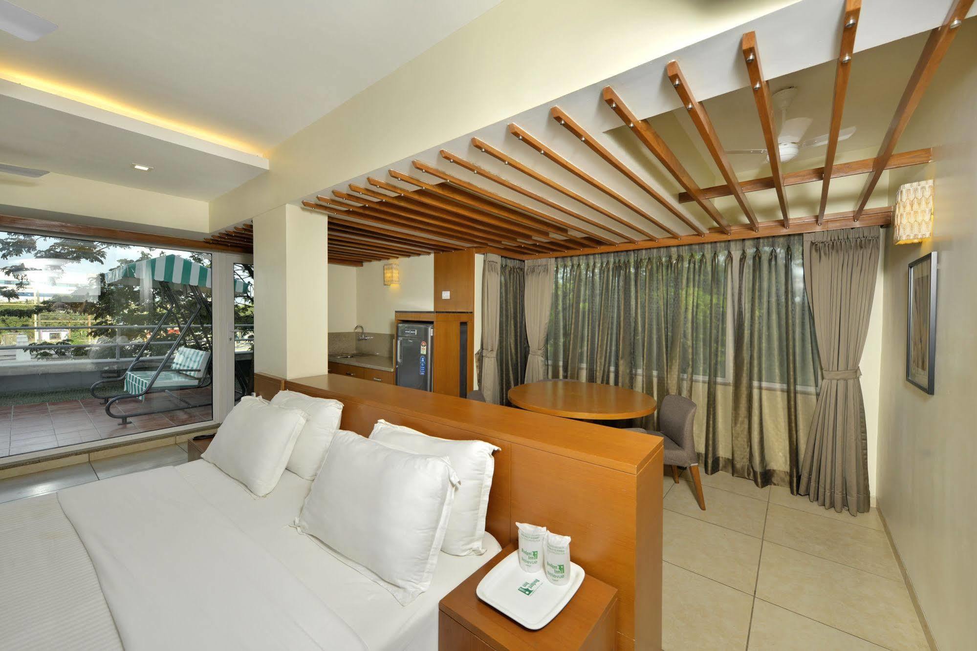Budget Inn Bellevue Surat Exterior photo