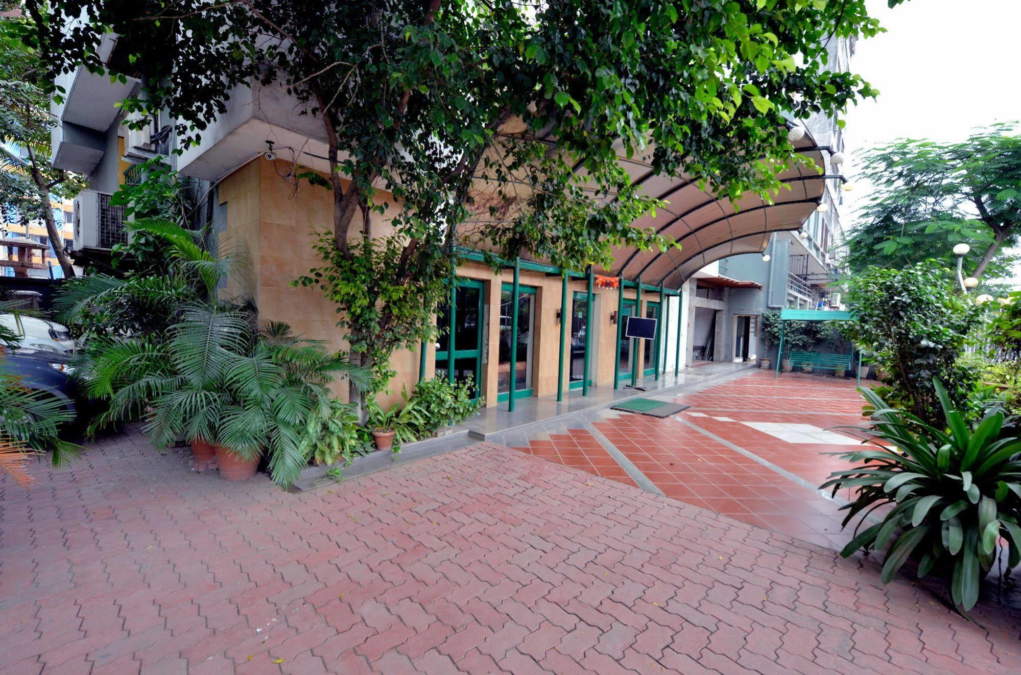 Budget Inn Bellevue Surat Exterior photo