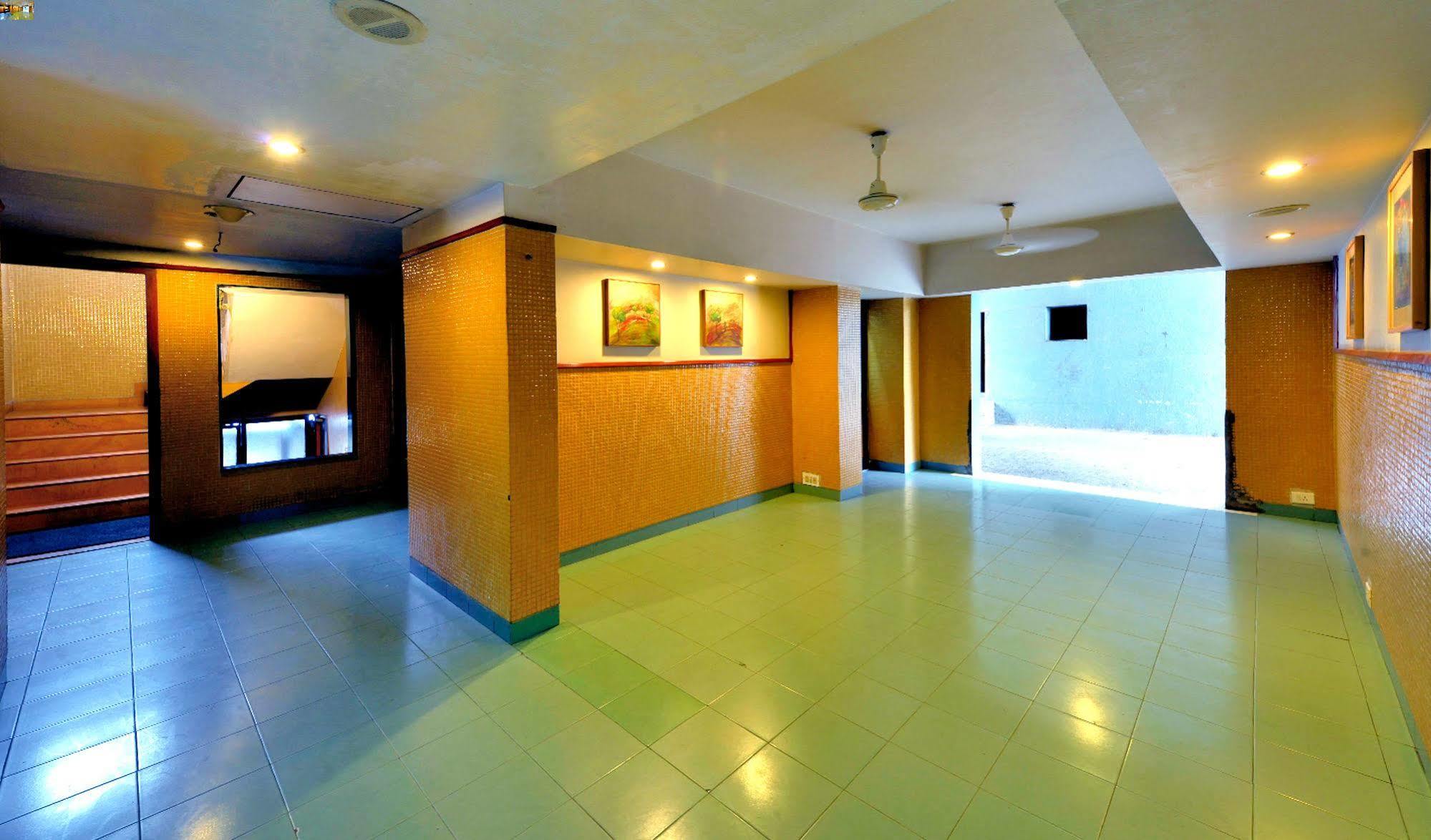 Budget Inn Bellevue Surat Exterior photo